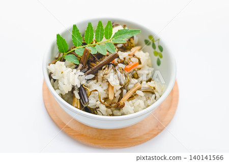 Rice cooked with bracken and wild vegetables 140141566