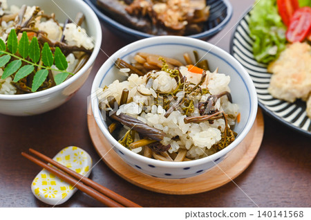 Rice cooked with bracken and wild vegetables 140141568