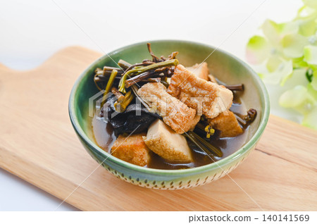 Simmered bracken, fried tofu, and wood ear mushrooms 140141569