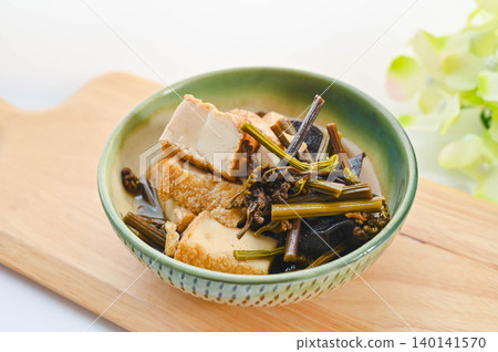 Simmered bracken, fried tofu, and wood ear mushrooms 140141570