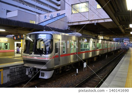 A Meitetsu 3300 series train (old livery) waiting to depart. A Meitetsu 3300 series train (old livery) waiting to depart. 140141690