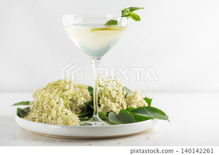 Hugo cocktail with elderflower and mint garnish 140142261