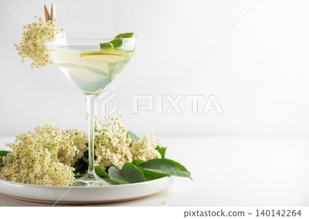 Hugo cocktail with elderflower and mint garnish Hugo cocktail with elderflower and mint garnish 140142264