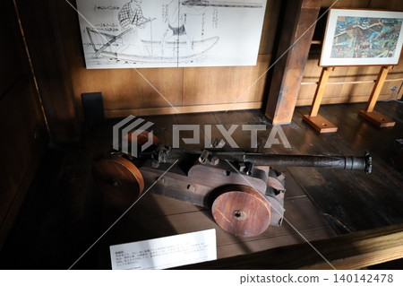 Cannons and ship-mounted guns on display at Matsumoto Castle [Matsumoto City, Nagano Prefecture] 140142478