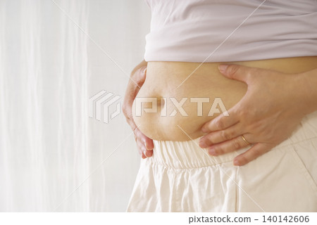 擔心腹部脂肪的女性 140142606