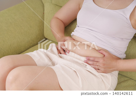擔心腹部脂肪的女性 140142611
