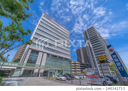The Joyo Bank Research and Academic City Branch building and the adjacent high-rise apartment building [Azuma, Tsukuba City, Ibaraki Prefecture] 140142713