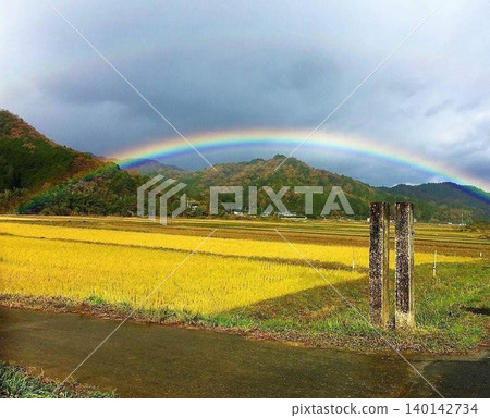彩虹和鄉村風景 彩虹和鄉村風景 140142734