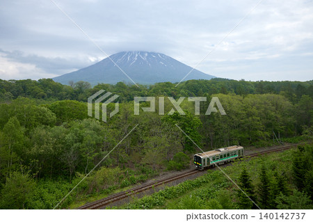 羊蹄山和當地火車 140142737