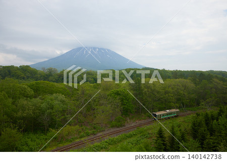 羊蹄山和當地火車 140142738