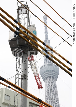 透過密集的城市基礎設施,可以看到東京層疊交錯的景觀,包括東京晴空塔。 透過密集的城市基礎設施,可以看到東京層疊交錯的景觀,包括東京晴空塔。 140142877