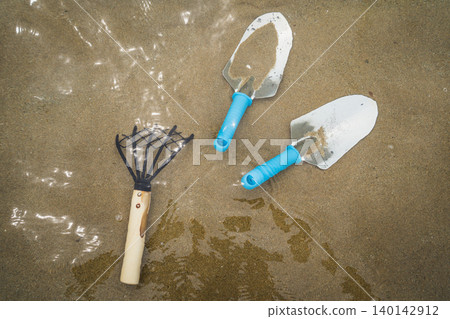 Shovel and rake for clam digging 140142912