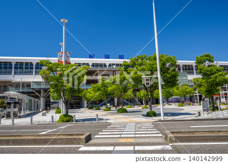 在晴朗的藍天下，可以看到新潟站現代化的車站大樓和車站廣場。 140142999