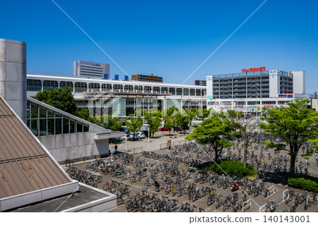 在晴朗的藍天下,可以看到新潟站現代化的車站大樓和車站廣場。 在晴朗的藍天下,可以看到新潟站現代化的車站大樓和車站廣場。 140143001