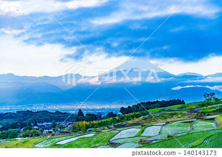 [山梨縣] 南阿爾卑斯市：中野梯田水稻插秧完成，可遠眺富士山。 140143173