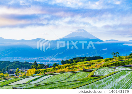 [山梨縣] 南阿爾卑斯市：中野梯田水稻插秧完成，可遠眺富士山。 140143179