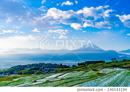 [山梨縣] 南阿爾卑斯市：中野梯田水稻插秧完成，可遠眺富士山。 140143194