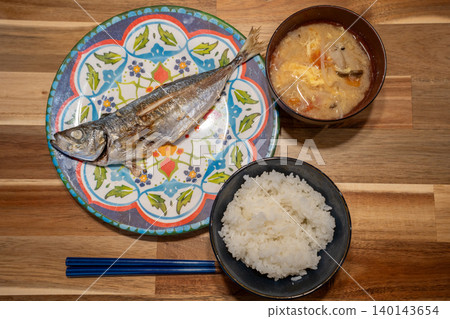 烤竹莢魚、味噌湯和米飯 烤竹莢魚、味噌湯和米飯 140143654