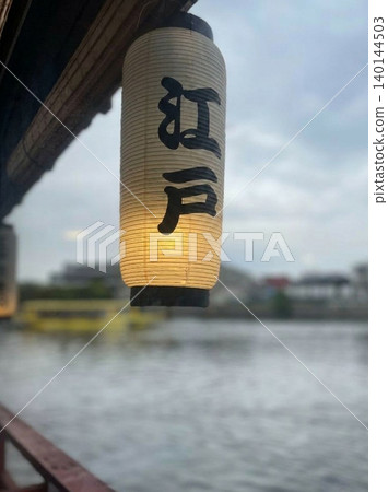 一艘船屋上點亮著日式燈籠的景象。 140144503