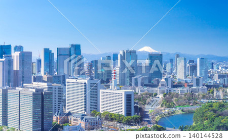 東京市中心和富士山的城市景觀在藍天下盡收眼底。 140144528