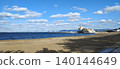 The blue of the sky and sea, the pure white sandy beach, a picturesque and beautiful scene. 140144649