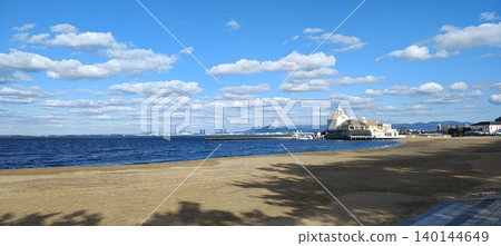 天空和大海湛藍,沙灘潔白無瑕,景色如畫,美不勝收。 天空和大海湛藍,沙灘潔白無瑕,景色如畫,美不勝收。 140144649