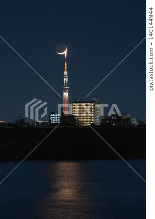 一彎新月與東京晴空塔交相輝映，構成一幅夢幻般的夜景。 140144944