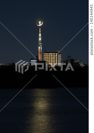 東京晴空塔與一彎新月交相輝映,構成了一幅夢幻般的夜景。 東京晴空塔與一彎新月交相輝映,構成了一幅夢幻般的夜景。 140144945