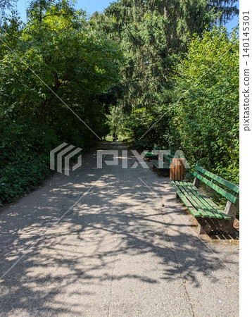 安納西步道的景色,沐浴在斑駁的陽光中。 安納西步道的景色,沐浴在斑駁的陽光中。 140145301