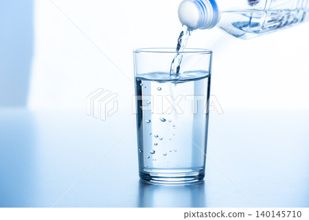 Pour water into the glass Pour water into the glass 140145710