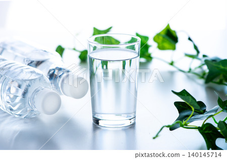 水倒入玻璃杯 水倒入玻璃杯 140145714