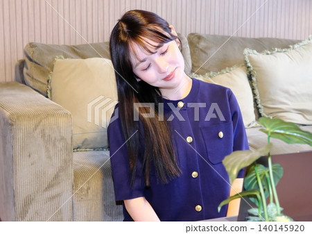 「健康的日常生活,活出真我」:現代客廳中的自我關懷場景,您可以在這裡放鬆身心。 「健康的日常生活,活出真我」:現代客廳中的自我關懷場景,您可以在這裡放鬆身心。 140145920