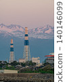 富山新港火力發電廠和立山禦田原沐浴在夕陽中 140146099