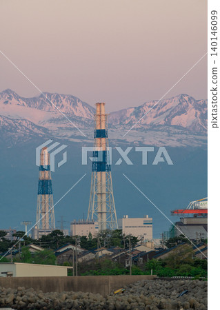 Toyama Shinminato Thermal Power Plant and Tateyama Midagahara bathed in the setting sun Toyama Shinminato Thermal Power Plant and Tateyama Midagahara bathed in the setting sun 140146099