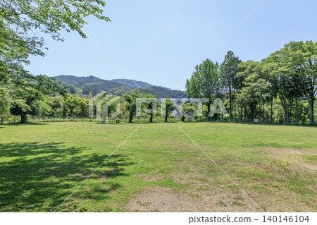 新城,長筱城主城所在地,以及武田軍修築要塞的山脈。 新城,長筱城主城所在地,以及武田軍修築要塞的山脈。 140146104