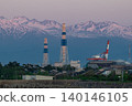富山新港火力發電廠和立山禦田原沐浴在夕陽中 140146105