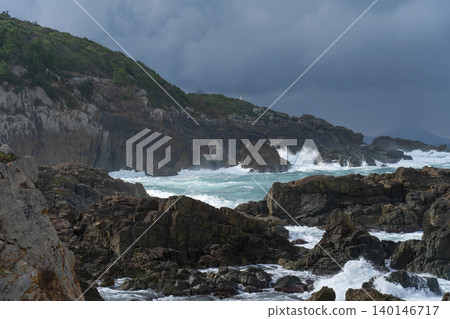 山陰地區崎嶇的冬季海岸線:卡拉內海岸 山陰地區崎嶇的冬季海岸線:卡拉內海岸 140146717