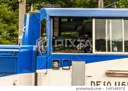 柴油機車（DE10型，藍色）的駕駛室和側視圖 140146978