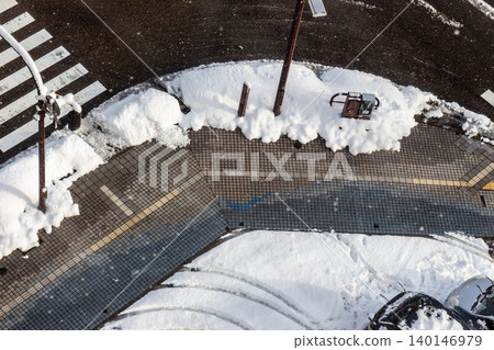 從空中俯瞰,積雪覆蓋的冬季人行道和人行橫道。 從空中俯瞰,積雪覆蓋的冬季人行道和人行橫道。 140146979