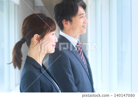 Profiles of businessmen and women in suits, gazing into the future. Profiles of businessmen and women in suits, gazing into the future. 140147080