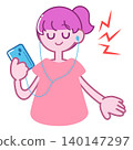 一位女士正在大聲聽音樂。 140147297