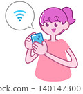 一名女子手持連接 Wi-Fi 的智慧型手機。 140147300