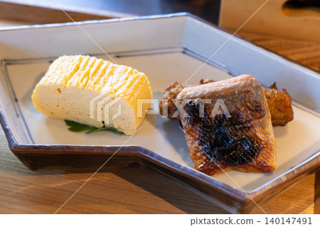 美味的捲蛋和烤櫻桃鮭魚配西京味噌作為早餐配菜 140147491