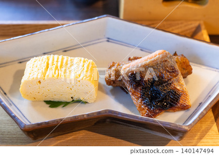 美味的捲蛋和烤櫻桃鮭魚配西京味噌作為早餐配菜 140147494