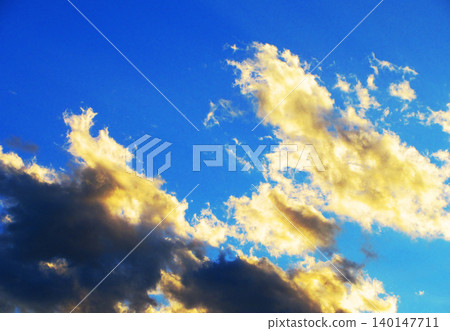 夕陽西下,烏雲密布,籠罩著天空(輸電塔)。 夕陽西下,烏雲密布,籠罩著天空(輸電塔)。 140147711