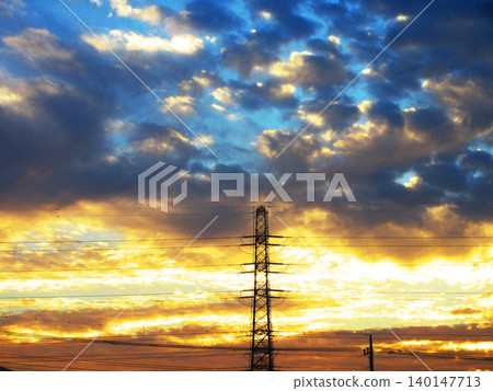 夕陽西下,烏雲密布,籠罩著天空(輸電塔)。 夕陽西下,烏雲密布,籠罩著天空(輸電塔)。 140147713