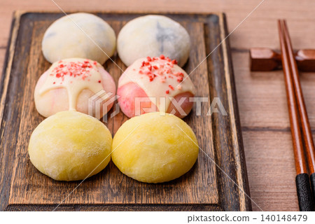 Japanese sweet frozen mochi with rice dough, fruit, and chocolate filling. Japanese mochi 140148479