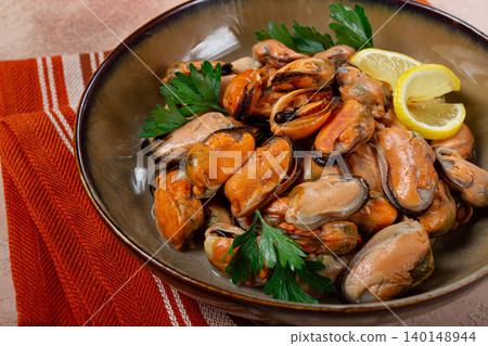 mussels no shell, boiled, mussels, peeled, in a bowl, with lemon and parsley, Chilean mussels, top view, no people, mussels no shell, boiled, mussels, peeled, in a bowl, with lemon and parsley, Chilean mussels, top view, no people, 140148944