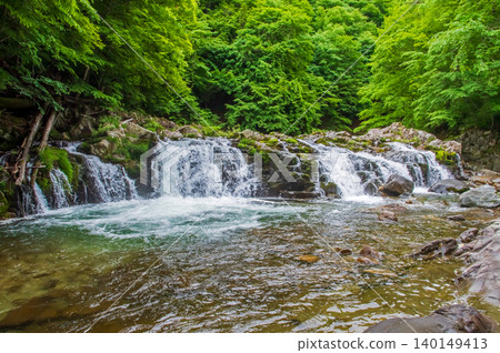 Hirataki Waterfall, a stream-side road in the fresh greenery (Kiyomi-cho, Takayama City, Gifu Prefecture) Hirataki Waterfall, a stream-side road in the fresh greenery (Kiyomi-cho, Takayama City, Gifu Prefecture) 140149413