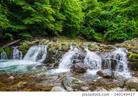 Hirataki Waterfall, a stream-side road in the fresh greenery (Kiyomi-cho, Takayama City, Gifu Prefecture) Hirataki Waterfall, a stream-side road in the fresh greenery (Kiyomi-cho, Takayama City, Gifu Prefecture) 140149417